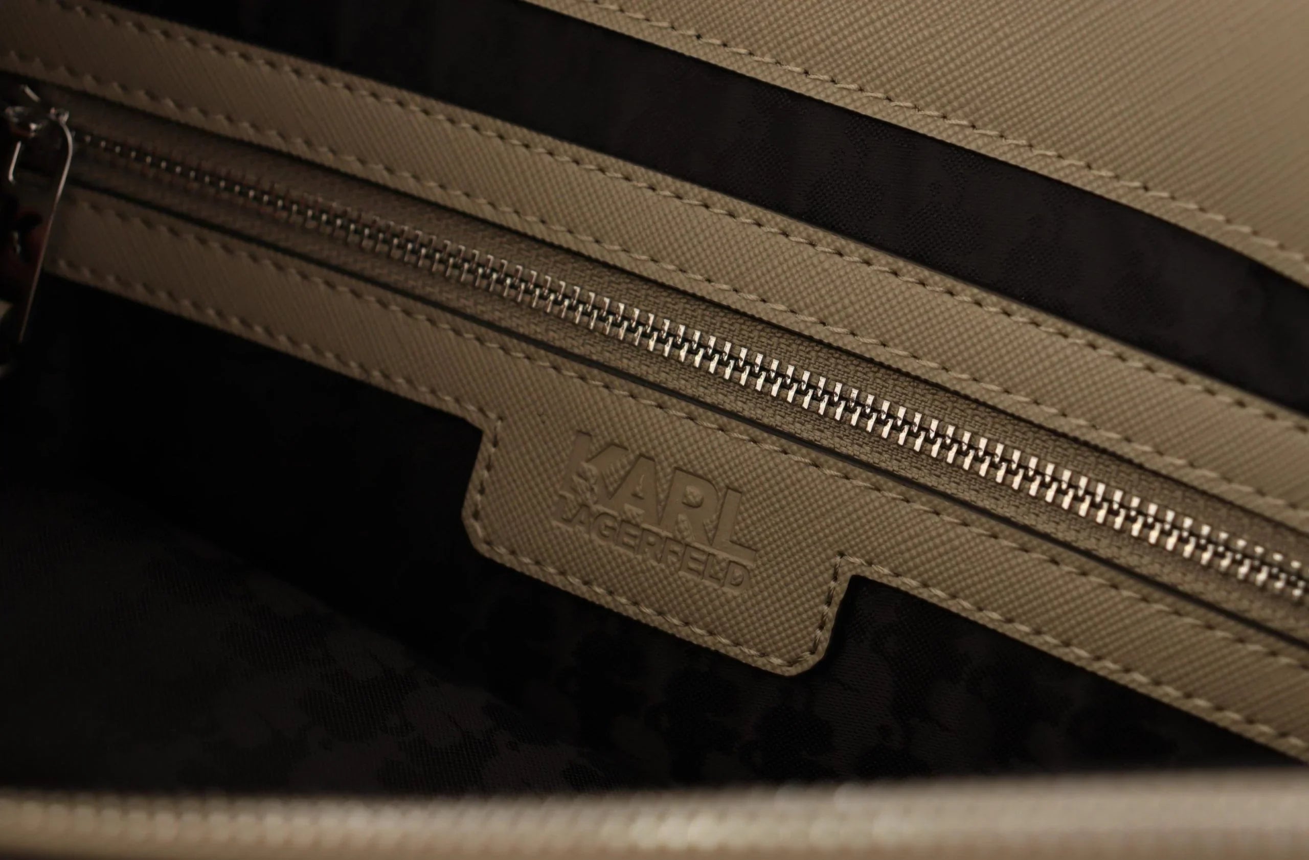 Karl Lagerfeld Tragetasche aus Polyurethan in Salbeigrün