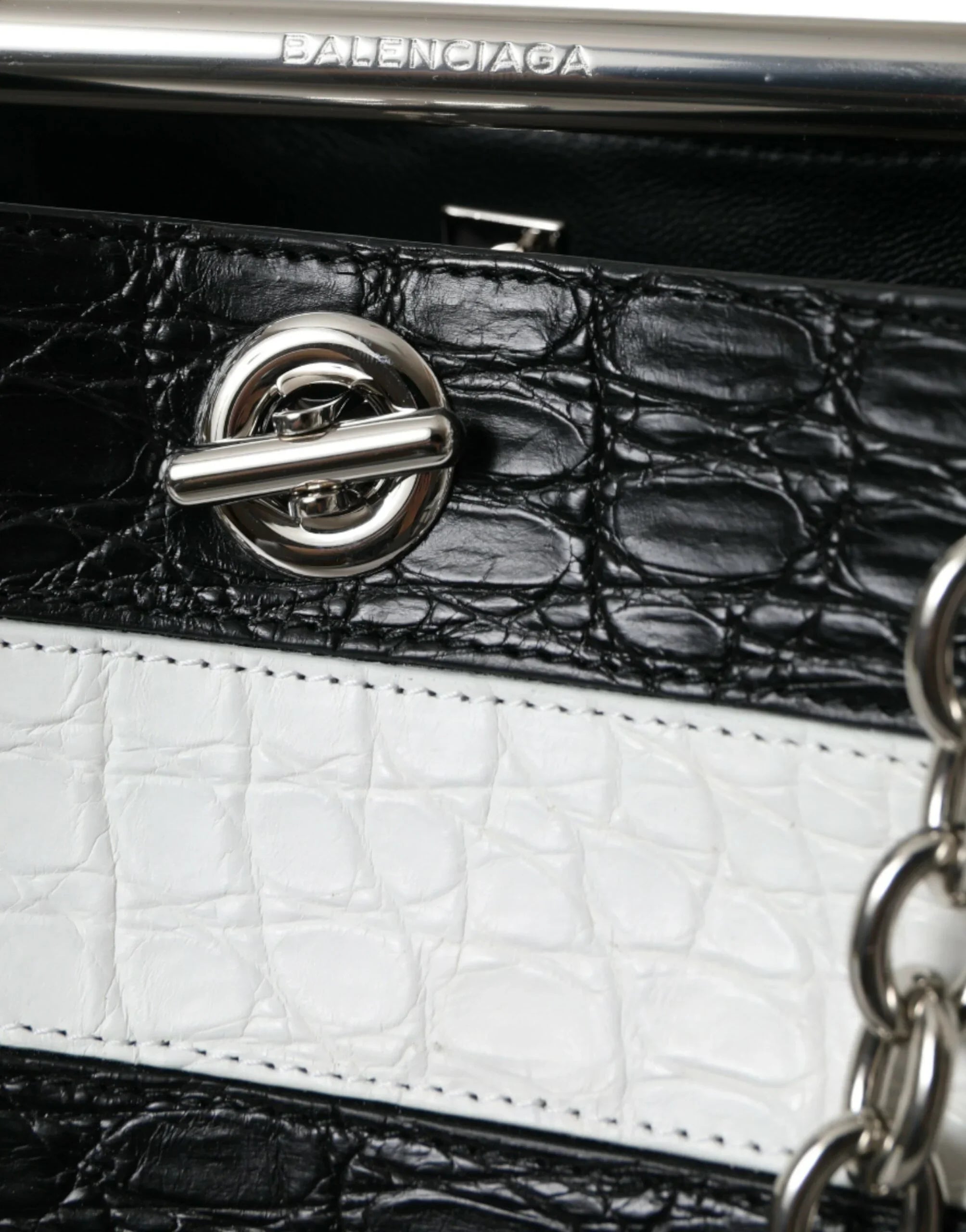 Balenciaga Maxi-Bucket-Bag aus exotischem Leder, schwarz-weiß gestreift