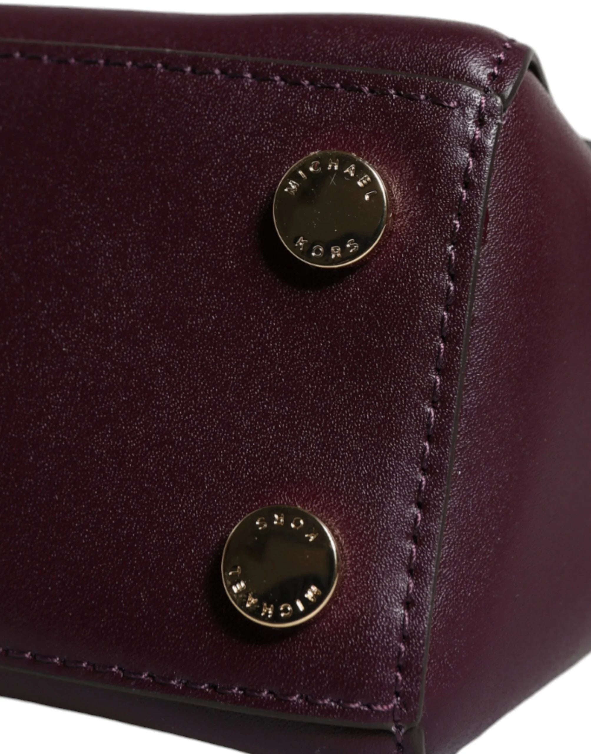 Michael Kors MINDY Umhängetasche aus lila Leder mit Logo-Plakette