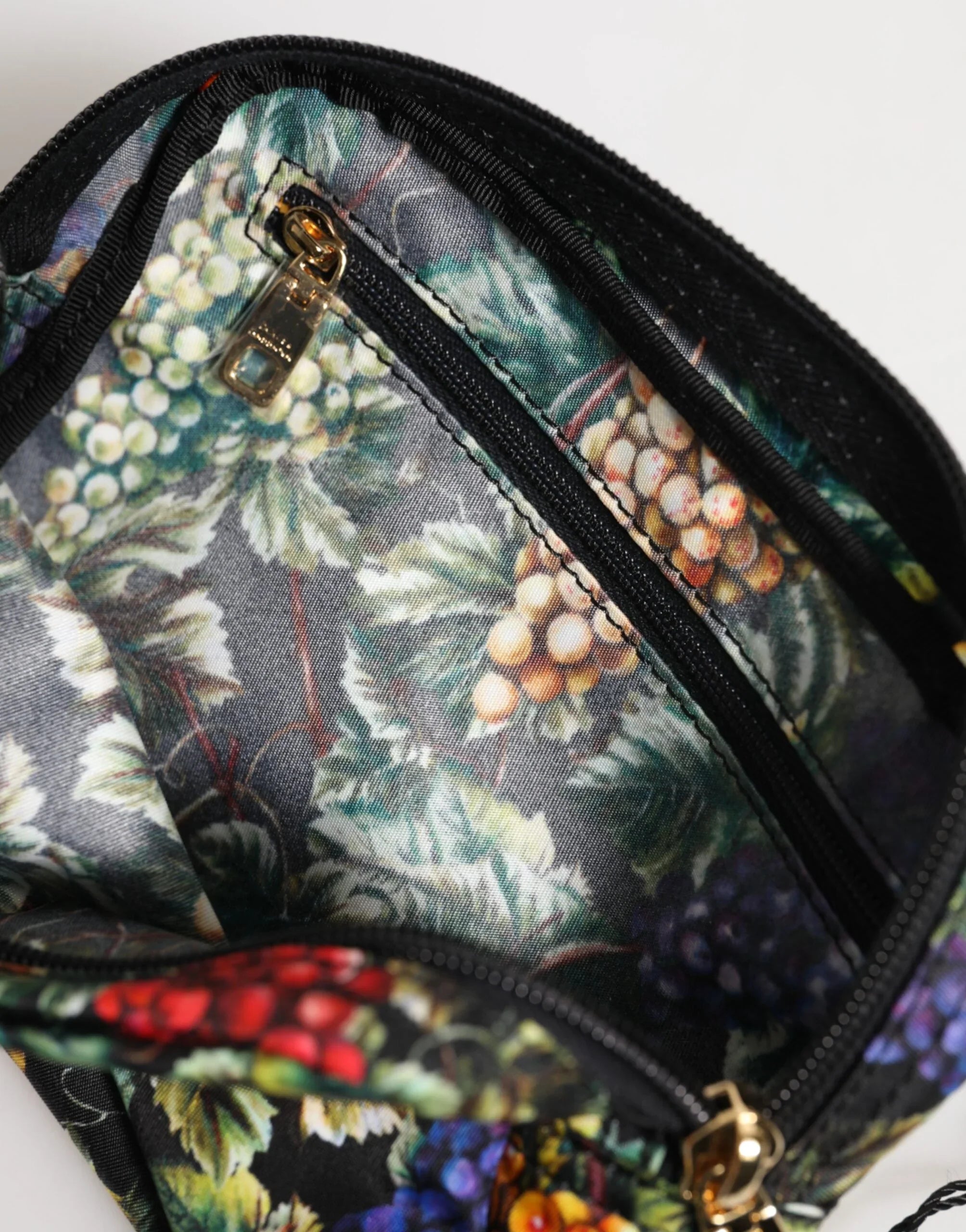 Dolce &amp; Gabbana Clutch mit mehrfarbigem Traubenmuster und Logo-Plakette